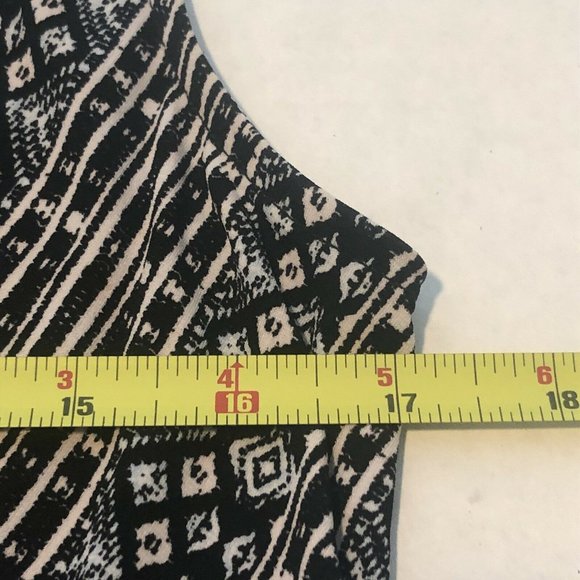 BCBGeneration Graphic Print Stretch Wrap Romper Women’s Small Snap Front - Picture 9 of 12